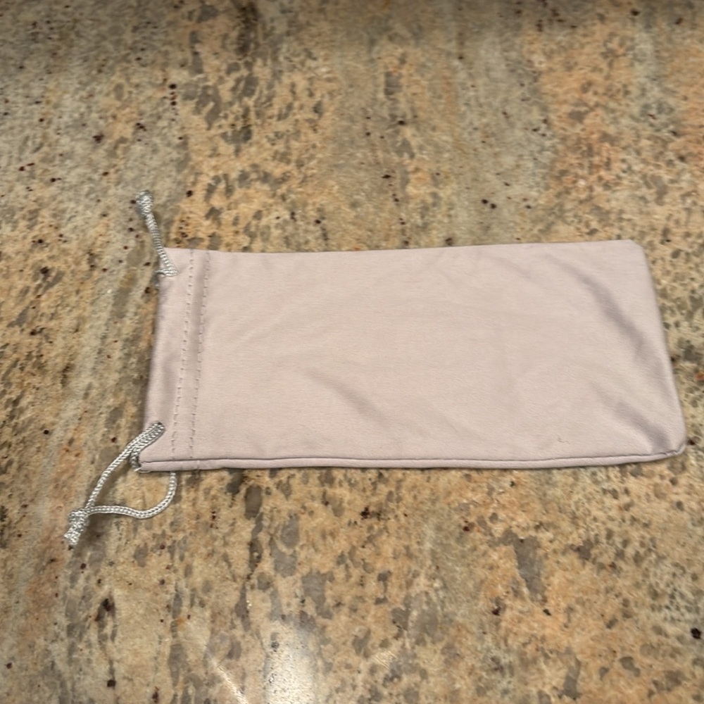 Silky cloth sunglass case. There are no sunglasses in the case - Picture 3 of 3